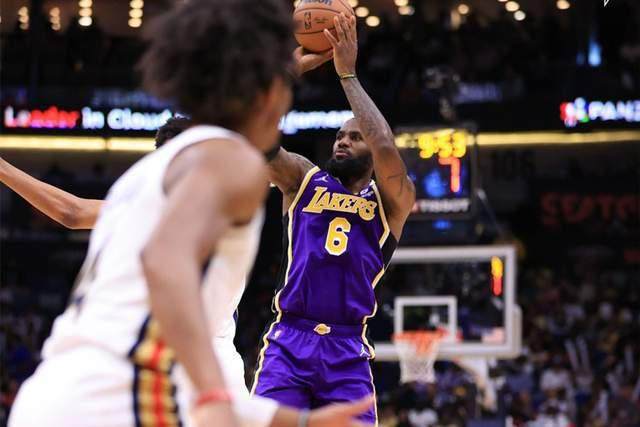 mk体育-再遇里程悲！詹姆斯空砍39分湖人附加赛席位不保