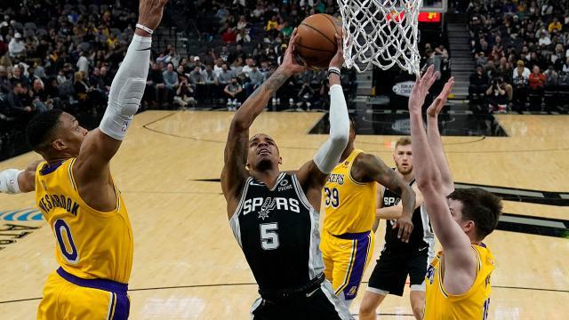 mk体育下载-韦少独自带队一言难尽，他为何又跟场边球迷吵起来